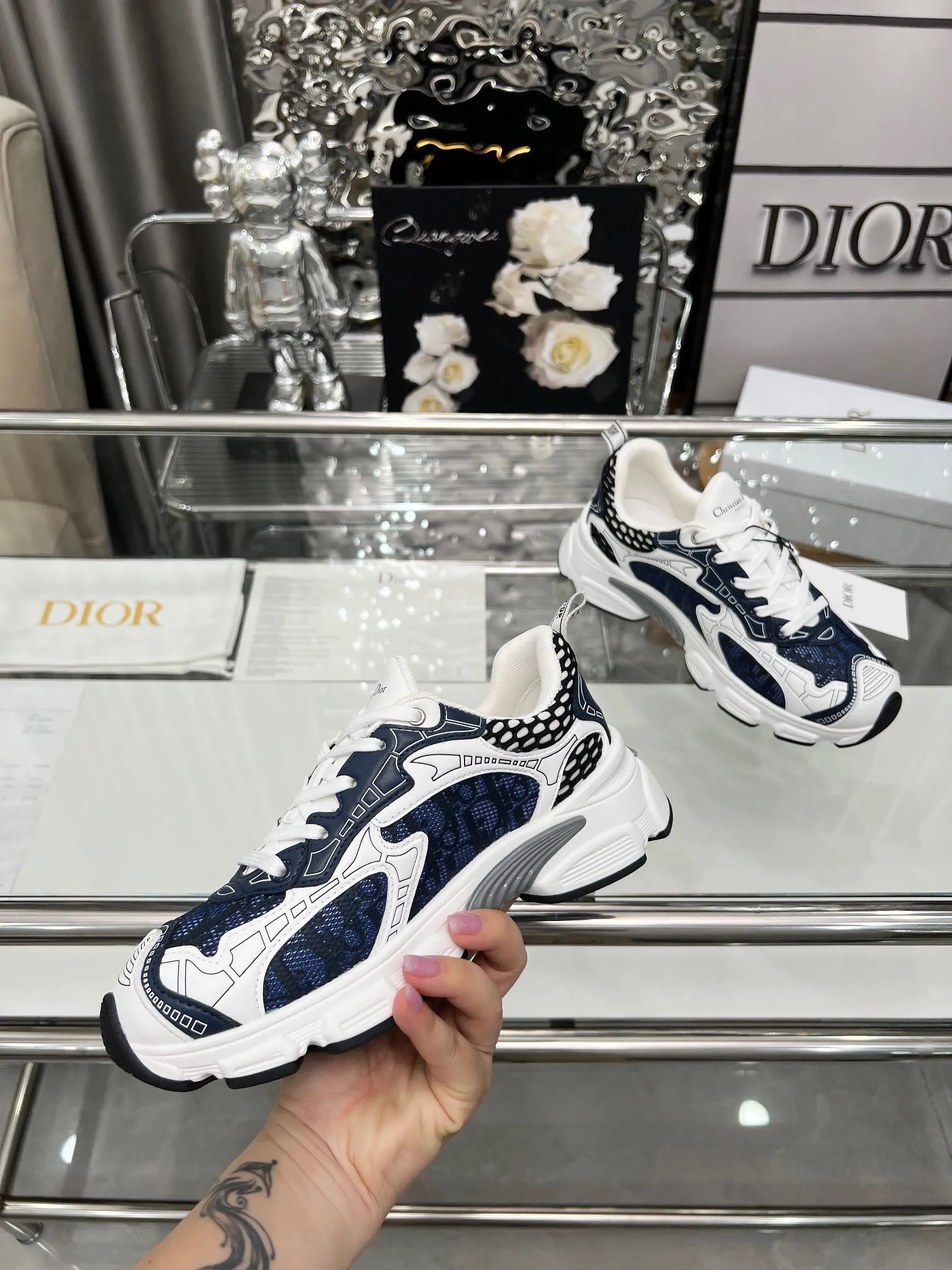 [Dior Dior] P: 580💰 ♺ Size: Female 35-41 Male 39-45 (Female 40.41 Male 45 custom-made) This Dior Chrono sneaker is a new product for the fall of 2024, reinterpreting running shoes in Dior's high-end style. White mesh fabric is paired with nude and silver-toned laminated leather-effect panels, and the CD logo on the sides, star patch on the tongue and Dior logo on the heel are many details to highlight the style. Featuring two-tone laces, a lightweight sole and star embellishments for a casual look all year round.